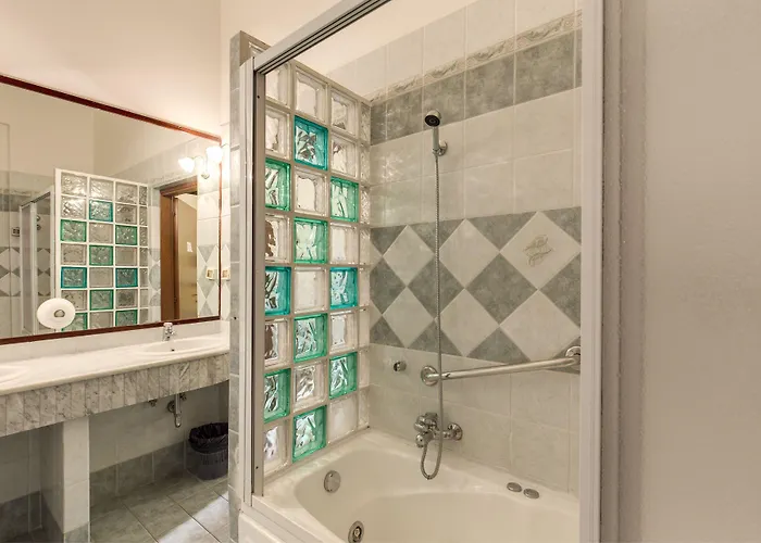 Cambridge Hotel 3*